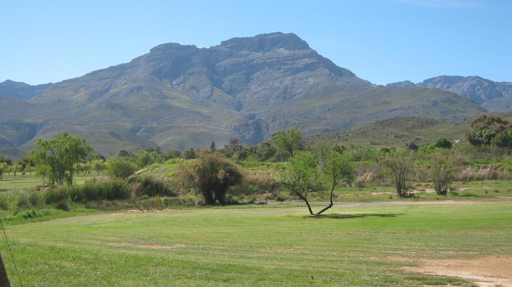 Отель Ladismith Manor Экстерьер фото